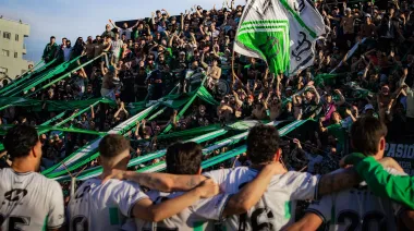 Ferro pelea el ascenso mientras oficialismo y oposición desatan una batalla política