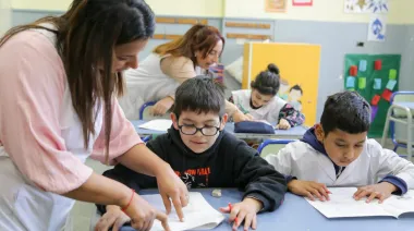 Día del Maestro: 10 frases para enviar por WhatsApp y dedicarle a un docente