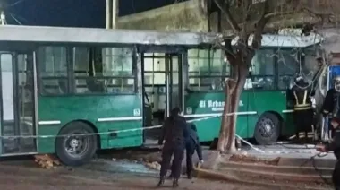 Colectivo chocó contra una casa en Temperley: el chofer murió tras el impacto