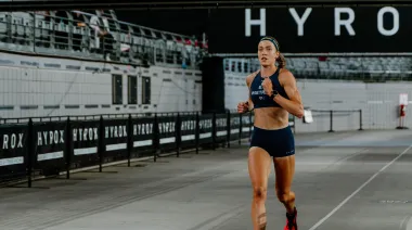 El atletismo no se mancha: se hizo encima, ganó el Hyrox de Pekín y abrió el debate