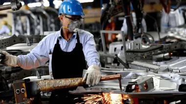 La industria sigue recortando empleos y ya acumula 20 meses de despidos