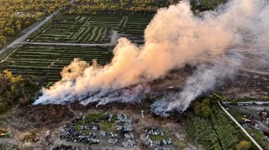 Autopista La Plata-Buenos Aires: ocho dotaciones combatieron un incendio de gran magnitud