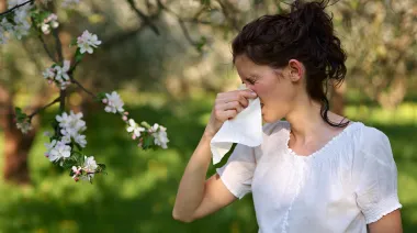 Rinitis alérgica en primavera: causas, síntomas y claves para aliviarla