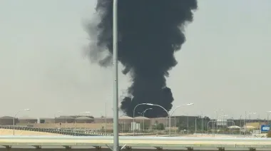 Arabia Saudita interceptó un misil hutí y hubo fuego cerca del aeropuerto de Riad