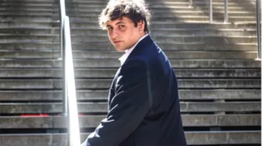 Fran Fijap descubrió un “fantasma” en la cubierta de la Fragata Libertad