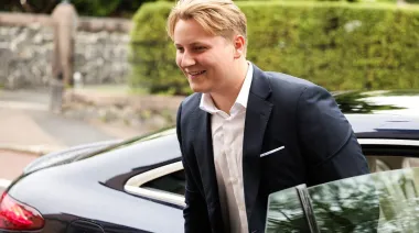 El hijo de Haakon VIII dejó Noruega y habló de la infanta Sofía en Lisboa