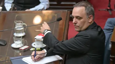 Custodia, camioneta oficial y dudas: los 16 pedidos urgentes por Adorni