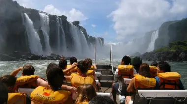 Turismo internacional: más extranjeros y menos salida de dólares en agosto