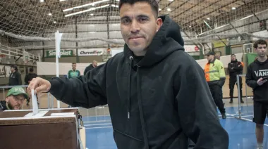 Marcos Acuña votó en Ferro: el vínculo familiar que lo une con un candidato