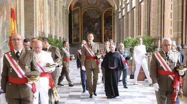Felipe VI preside en El Escorial la orden que premia décadas de servicio