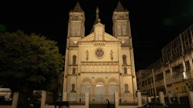 Parque Chacabuco: así iluminó la Ciudad la iglesia porteña que tiene más de 150 vitrales