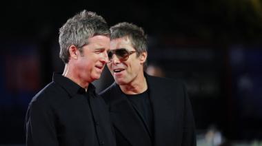 La foto que nadie esperaba: Liam y Noel Gallagher, juntos y afectuosos en Venecia