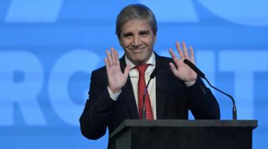 El dato inesperado de Caputo: qué hizo con sus dólares mientras pide confianza