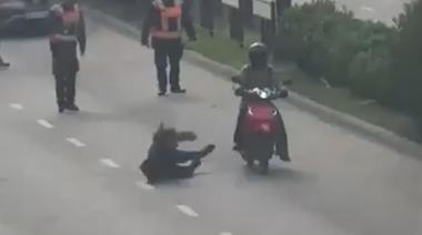 Una motociclista escapó de un control, atropelló a una agente y desató la persecución