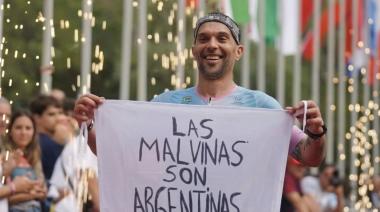 Un triatleta argentino corrió con la bandera de Malvinas en el Ironman de Bakú