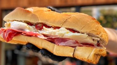 Tiene una fiambrería, debe $15 millones y lanzó un desafío: vender 4.500 sándwiches