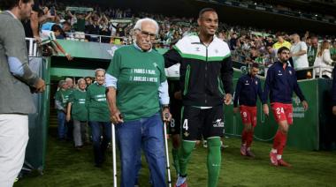 El Betis homenajeó a sus 11 socios más antiguos con un gesto que emocionó a todos
