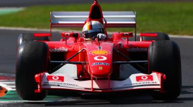 Emotivo homenaje de Ferrari a Schumacher: Vettel volvió a subirse al mítico F2002