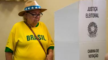Mayores de 70 practican con urnas antes de las elecciones en Brasil