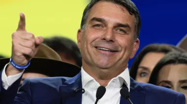 Flávio Bolsonaro lidera la primera vuelta y el PL amplía su fuerza en Brasil
