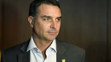 Flávio Bolsonaro supera a Lula por 1,87 puntos y van al balotaje en Brasil