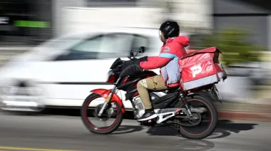Denuncia en Argentina por la compra de PedidosYa por Uber: el lado B para repartidores