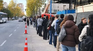 Mar del Plata: 2.000 personas bajo la lluvia para conseguir uno de los 70 empleos