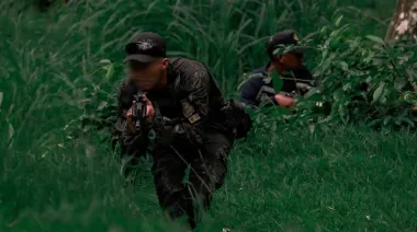 405 militares, tanques, asaltos aéreos y paracaidistas en Brasil: el DNU que firmó Milei