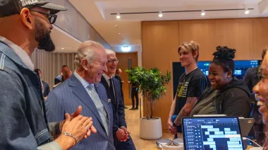 Carlos III y Apple abren un laboratorio creativo para jóvenes en Londres