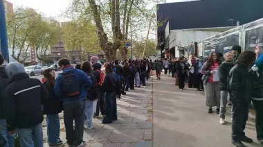 12 cuadras de fila en Moreno por 30 empleos: solo 1 de cada 100 lo conseguirá