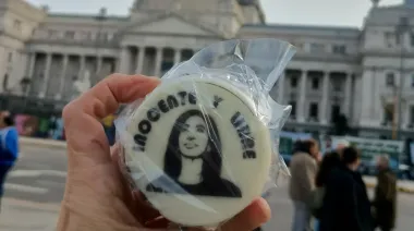 Cocinaba para 100 personas y ahora vende alfajores peronistas a todo el mundo: "Me animé"