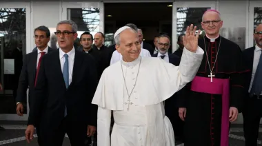 León XIV recibe el alta: qué cambió tras las internaciones de los papas anteriores