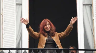 Cristina saludó desde el balcón y el peronismo expuso sus diferencias en el 17 de Octubre