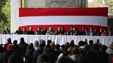 Estudiantes y la deuda con Foster Gillett: el desafío financiero que condiciona su futuro