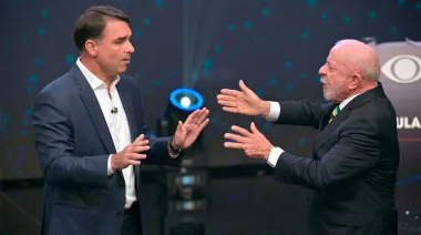 Flávio Bolsonaro enfrenta a Lula con la deuda y la seguridad en el primer debate