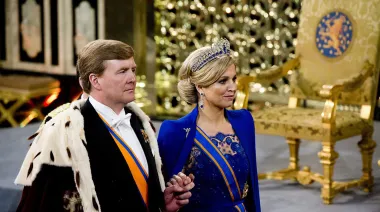 Máxima y las deudas familiares: cómo funciona el modelo neerlandés de diez años