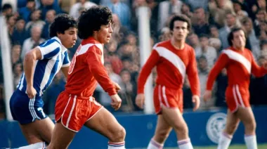 A 50 años del debut de Maradona: el caño a Cabrera y la tarde que cambió el fútbol