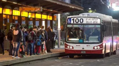Peor servicio y más caro: el conflicto de colectivos complica la rutina en el AMBA
