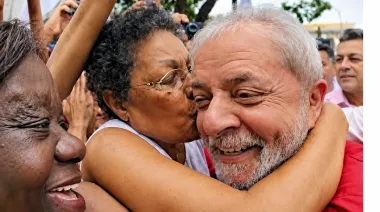 Lula busca el voto de los mayores de 70 años y enfrenta dudas sobre sus promesas sociales