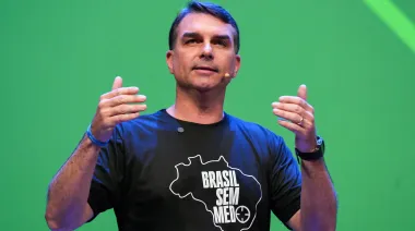 Flávio Bolsonaro atrae más votos de terceros, pero Datafolha marca empate con Lula