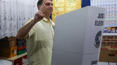 Flávio Bolsonaro gana en Japón y marca el primer golpe del balotaje brasileño