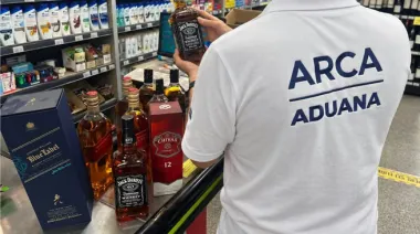 Gobierno y empresas sellan un plan para frenar productos del contrabando en plataformas