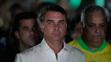Flávio Bolsonaro llega a EE.UU. tras cruzar Argentina: la disputa judicial escala