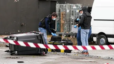 Ataque racista en Francia: el sospechoso eligió a sus víctimas y Macron acusa al RN