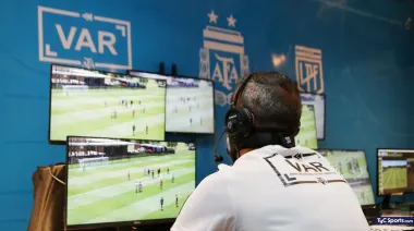 Cómo funciona el VAR semiautomático y cuándo empezará en el fútbol argentino