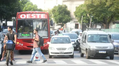 ¿Quién tiene prioridad en una esquina? Kicillof oficializó la ley que aclara cada caso