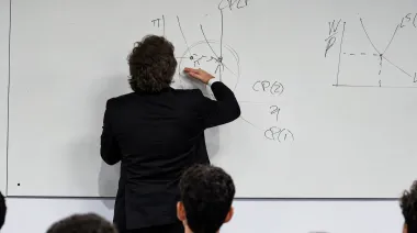 Milei cambia de escenarios: de las aulas universitarias a templos evangélicos
