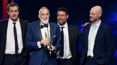 Gabriel Anello sumó su segundo Martín Fierro de la noche con Súper Mitre Deportivo