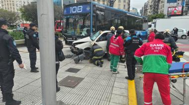 Choque en Recoleta: un auto y un colectivo terminaron incrustados en la vereda