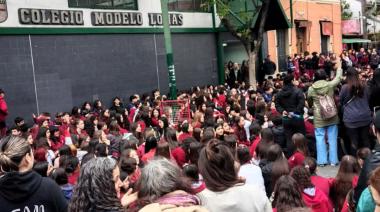 Protesta en Lomas de Zamora por alumnas que fueron "desnudadas" con IA en un colegio